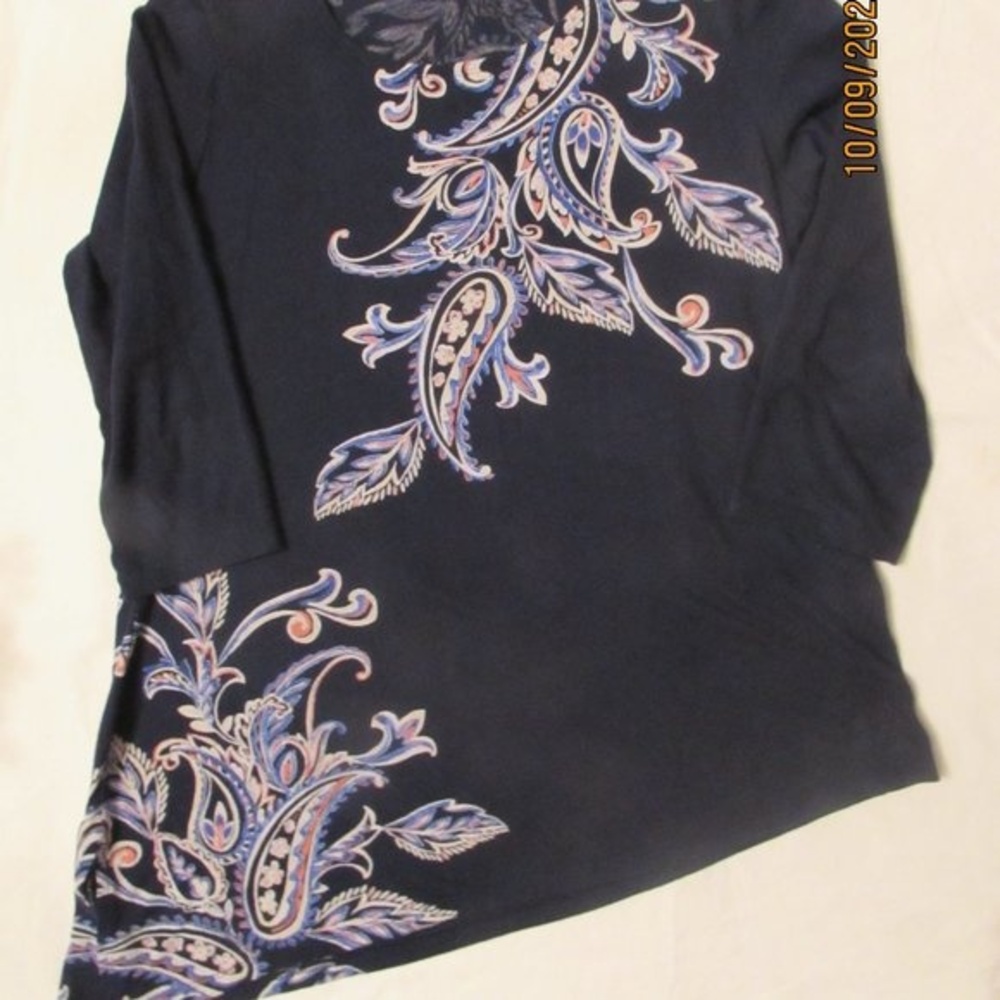 CHICO'S SIZE 1 NAVY BLUE PASLEY PRINTED TOP ASYMMETRICAL HEMLINE size 8